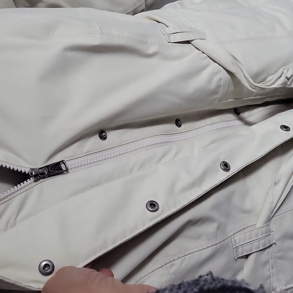 The North Face Women's Beige Parka with Faux Fur Hood Large size pre-owned. - Picture 7 of 12
